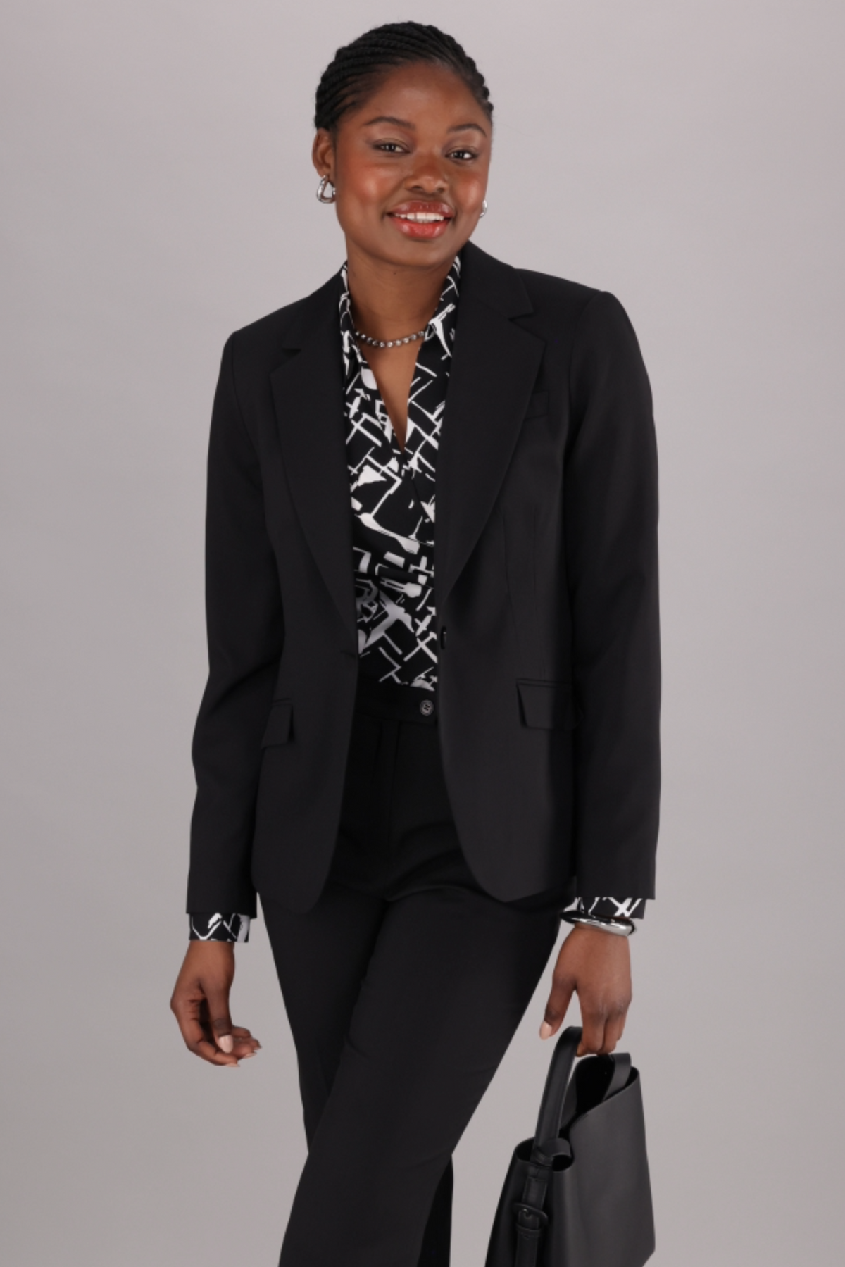 Structured ladies blazer for office outfits – sleek and stylish in black stretch.