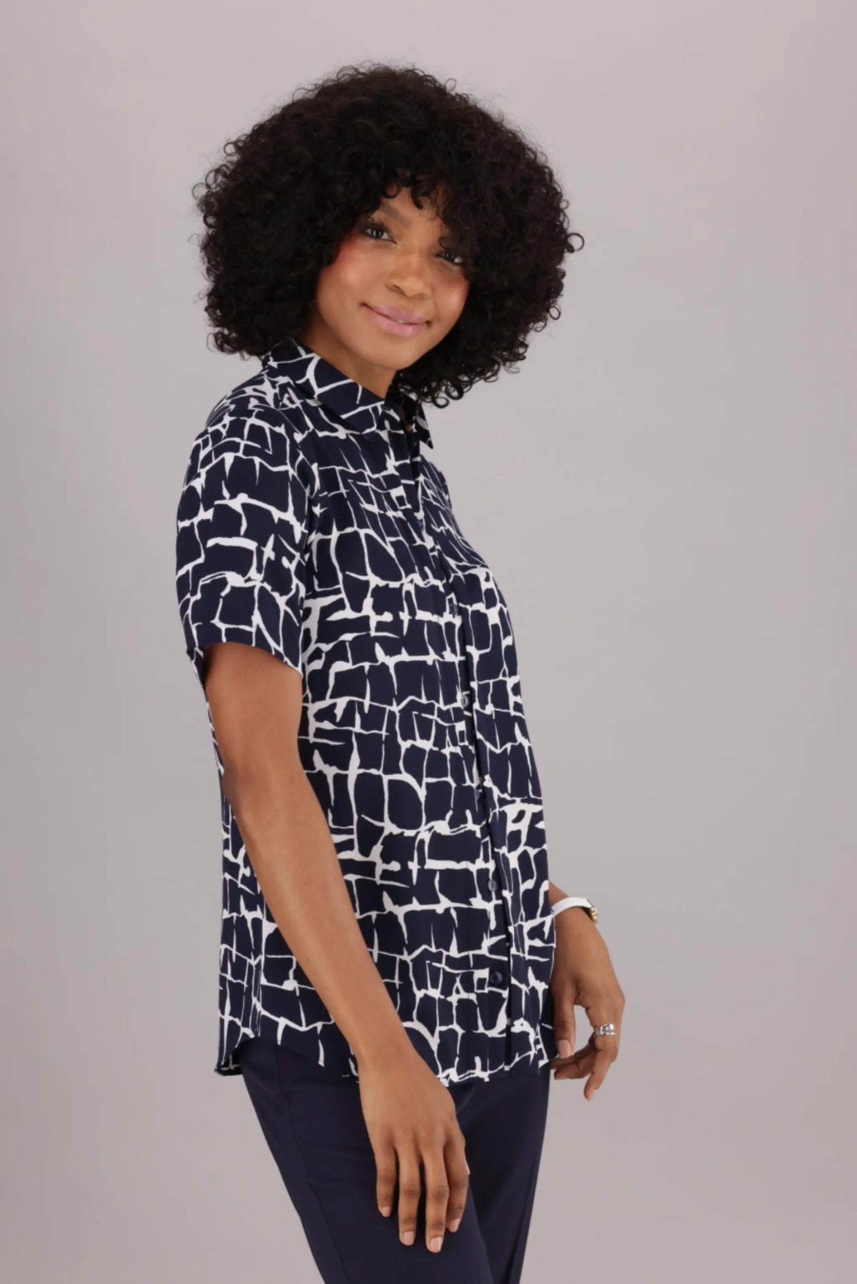 ImNow Short Sleeve Women’s Formal Blouse in a Navy and White Print. It has Collar and Button Down Front.